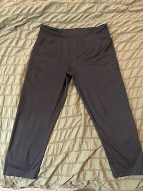 Amazon Basics Girls 10 Black Capri Leggings 15” Inseam